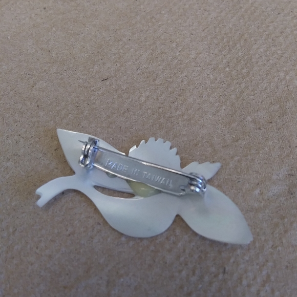 Small Mother of Pearl Type Brooch - Picture 2 of 2